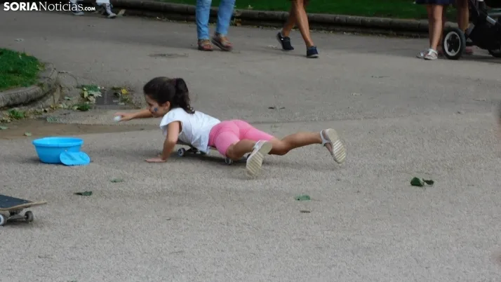 Medio centenar de ni&ntilde;os disfrutan de la Gymkana que cierra las 'Noches Callejeras'