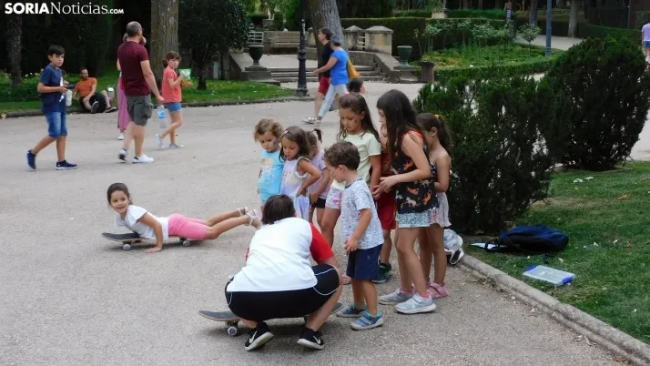 Medio centenar de ni&ntilde;os disfrutan de la Gymkana que cierra las 'Noches Callejeras'