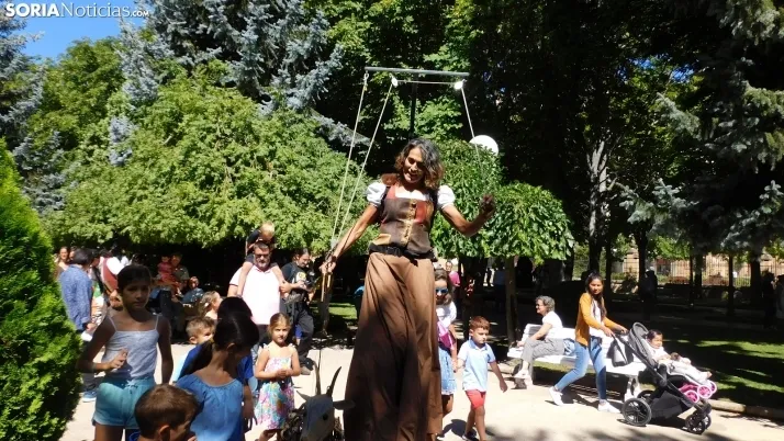 Una imagen del teatro infantil este viernes en la Alameda de Cervantes. /SN