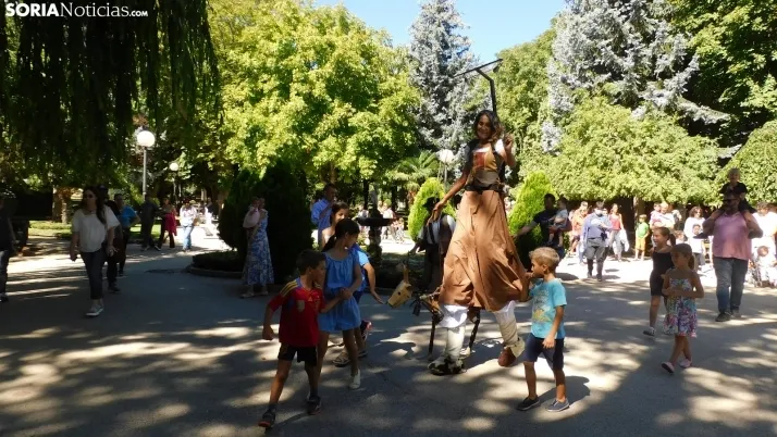 Una imagen del teatro infantil este viernes en la Alameda de Cervantes. /SN