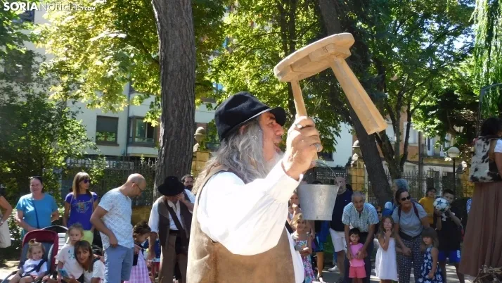 Una imagen del teatro infantil este viernes en la Alameda de Cervantes. /SN
