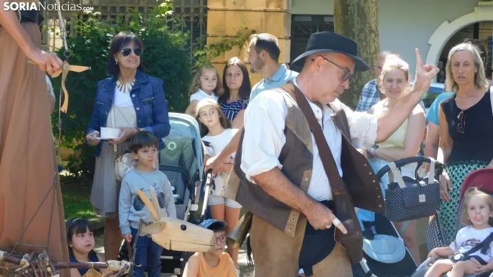 Una imagen del teatro infantil este viernes en la Alameda de Cervantes. /SN
