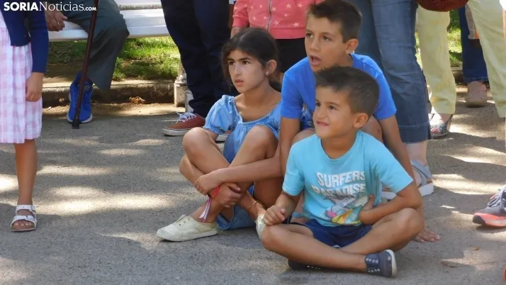 Una imagen del teatro infantil este viernes en la Alameda de Cervantes. /SN