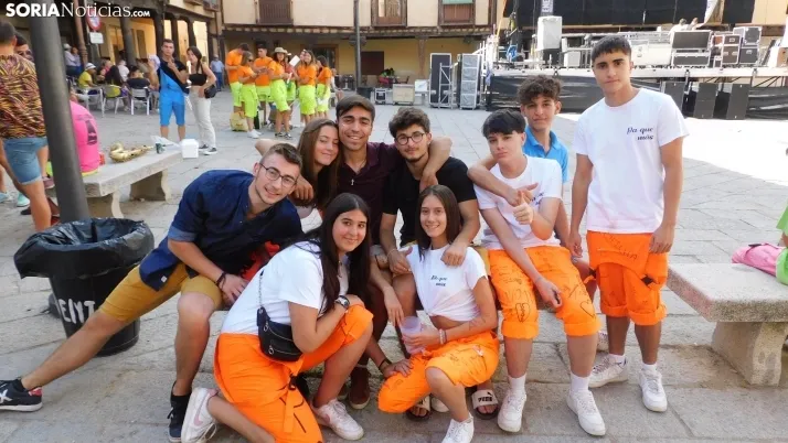 Fotos: desfile de pe&ntilde;as y novillos en el segundo d&iacute;a de fiestas en Berlanga