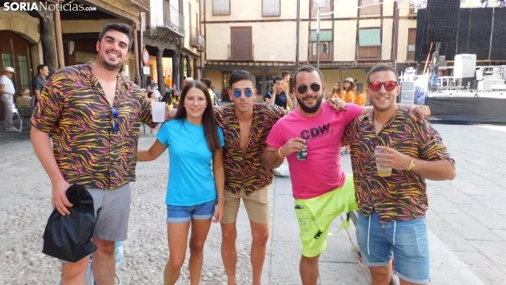 Fotos: desfile de pe&ntilde;as y novillos en el segundo d&iacute;a de fiestas en Berlanga