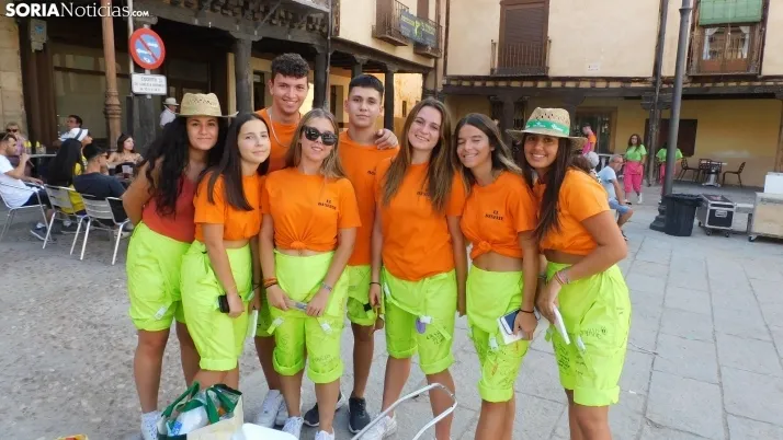 Fotos: desfile de pe&ntilde;as y novillos en el segundo d&iacute;a de fiestas en Berlanga