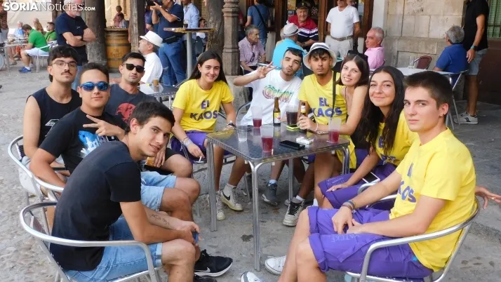 Fotos: desfile de pe&ntilde;as y novillos en el segundo d&iacute;a de fiestas en Berlanga