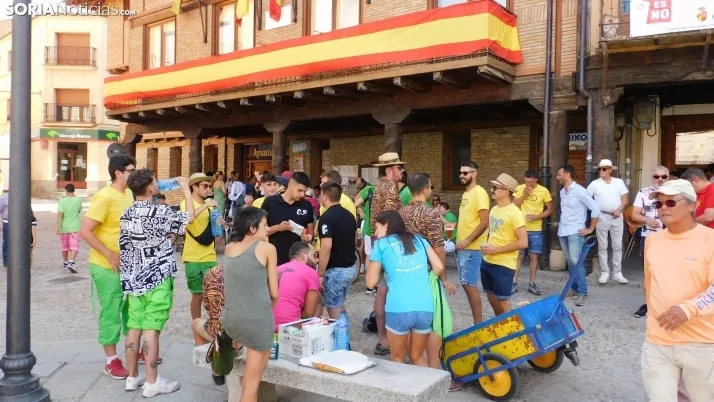 Fotos: desfile de pe&ntilde;as y novillos en el segundo d&iacute;a de fiestas en Berlanga
