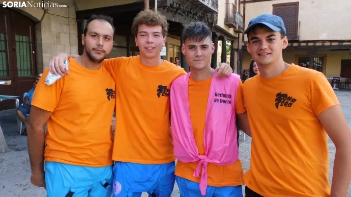 Fotos: desfile de pe&ntilde;as y novillos en el segundo d&iacute;a de fiestas en Berlanga