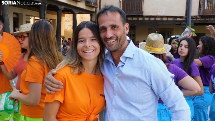 Fotos: desfile de pe&ntilde;as y novillos en el segundo d&iacute;a de fiestas en Berlanga