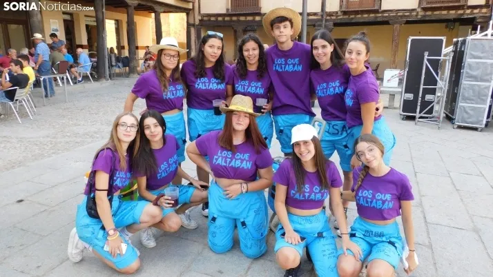 Fotos: desfile de pe&ntilde;as y novillos en el segundo d&iacute;a de fiestas en Berlanga