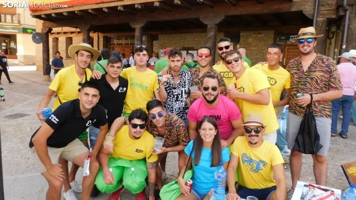 Fotos: desfile de pe&ntilde;as y novillos en el segundo d&iacute;a de fiestas en Berlanga