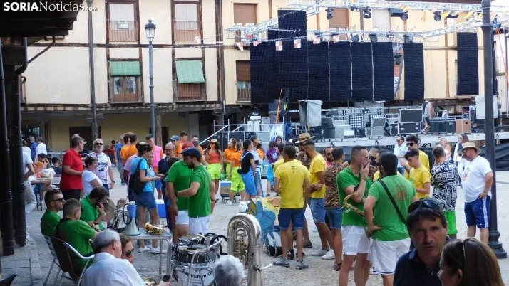 Fotos: desfile de pe&ntilde;as y novillos en el segundo d&iacute;a de fiestas en Berlanga