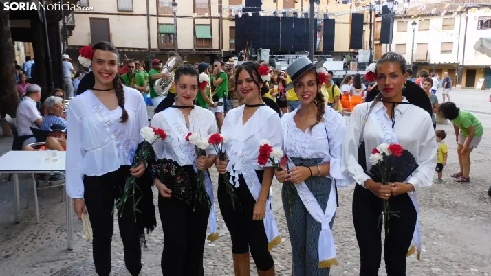Fotos: desfile de pe&ntilde;as y novillos en el segundo d&iacute;a de fiestas en Berlanga