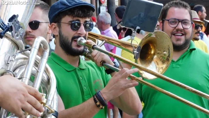 Fotos: desfile de pe&ntilde;as y novillos en el segundo d&iacute;a de fiestas en Berlanga
