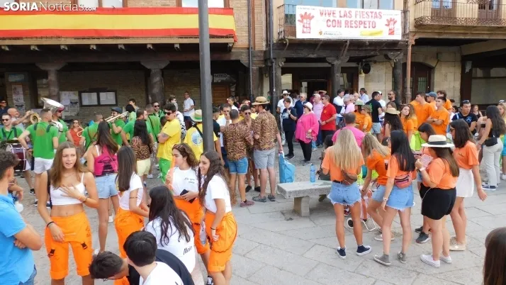 Fotos: desfile de pe&ntilde;as y novillos en el segundo d&iacute;a de fiestas en Berlanga