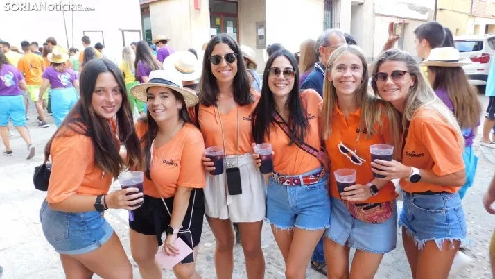 Fotos: desfile de pe&ntilde;as y novillos en el segundo d&iacute;a de fiestas en Berlanga
