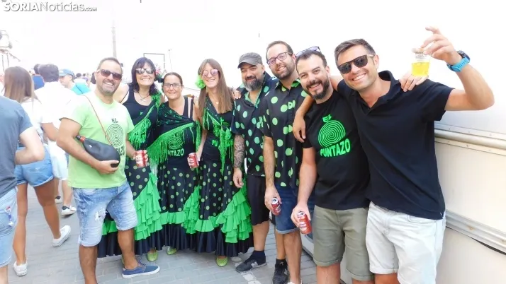 Fotos: desfile de pe&ntilde;as y novillos en el segundo d&iacute;a de fiestas en Berlanga