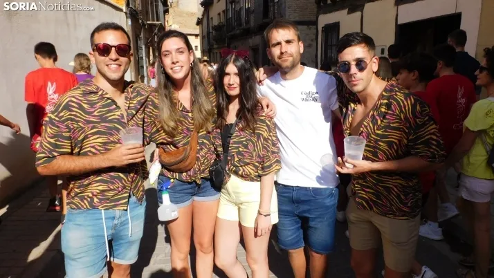Fotos: desfile de pe&ntilde;as y novillos en el segundo d&iacute;a de fiestas en Berlanga