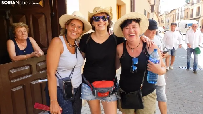 Fotos: desfile de pe&ntilde;as y novillos en el segundo d&iacute;a de fiestas en Berlanga
