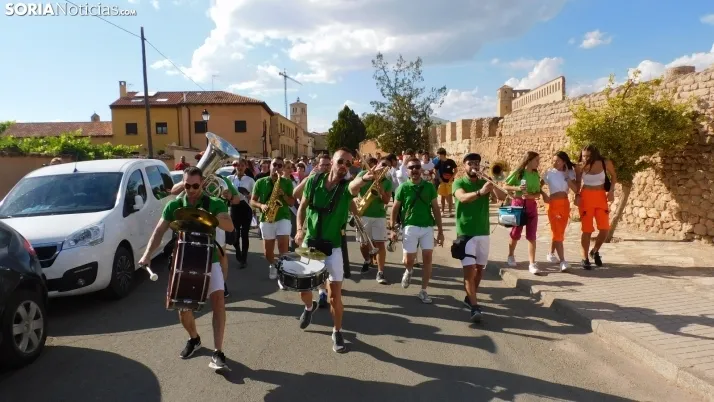 Fotos: desfile de pe&ntilde;as y novillos en el segundo d&iacute;a de fiestas en Berlanga