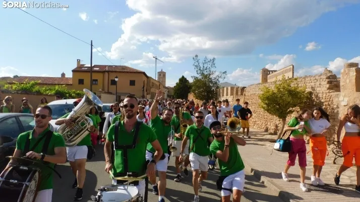 Fotos: desfile de pe&ntilde;as y novillos en el segundo d&iacute;a de fiestas en Berlanga