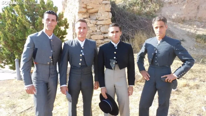 Fotos: desfile de pe&ntilde;as y novillos en el segundo d&iacute;a de fiestas en Berlanga