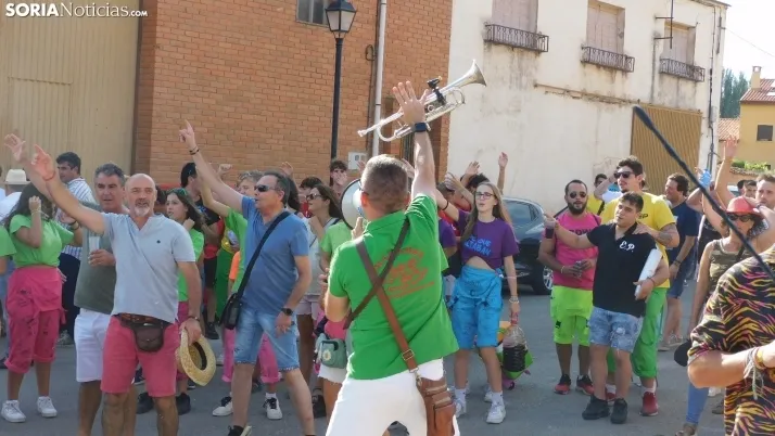 Fotos: desfile de pe&ntilde;as y novillos en el segundo d&iacute;a de fiestas en Berlanga