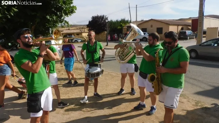 Fotos: desfile de pe&ntilde;as y novillos en el segundo d&iacute;a de fiestas en Berlanga