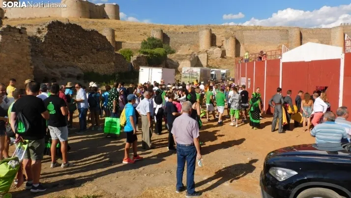 Fotos: desfile de pe&ntilde;as y novillos en el segundo d&iacute;a de fiestas en Berlanga