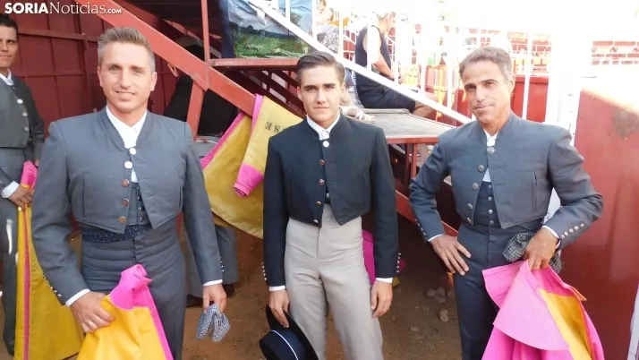 Fotos: desfile de pe&ntilde;as y novillos en el segundo d&iacute;a de fiestas en Berlanga