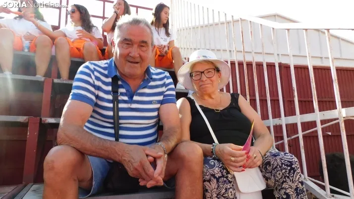 Fotos: desfile de pe&ntilde;as y novillos en el segundo d&iacute;a de fiestas en Berlanga