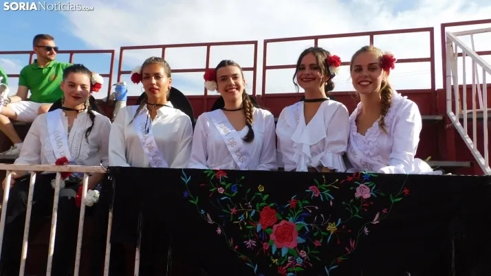 Fotos: desfile de pe&ntilde;as y novillos en el segundo d&iacute;a de fiestas en Berlanga