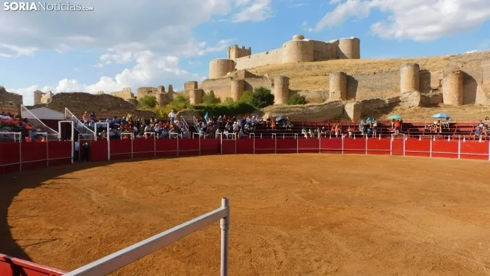Fotos: desfile de pe&ntilde;as y novillos en el segundo d&iacute;a de fiestas en Berlanga