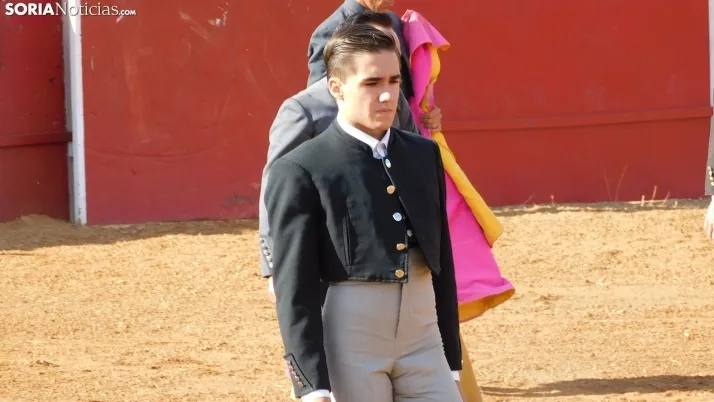 Fotos: desfile de pe&ntilde;as y novillos en el segundo d&iacute;a de fiestas en Berlanga
