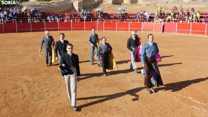 Fotos: desfile de pe&ntilde;as y novillos en el segundo d&iacute;a de fiestas en Berlanga