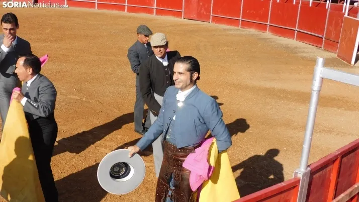 Fotos: desfile de pe&ntilde;as y novillos en el segundo d&iacute;a de fiestas en Berlanga