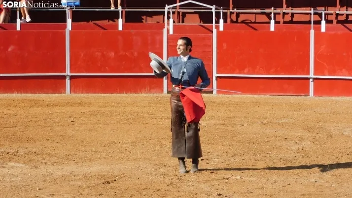 Fotos: desfile de pe&ntilde;as y novillos en el segundo d&iacute;a de fiestas en Berlanga