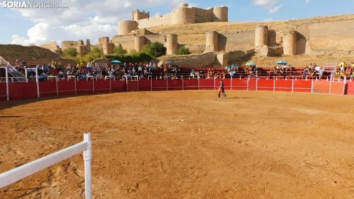 Fotos: desfile de pe&ntilde;as y novillos en el segundo d&iacute;a de fiestas en Berlanga