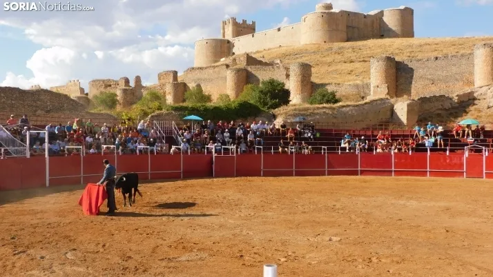 Fotos: desfile de pe&ntilde;as y novillos en el segundo d&iacute;a de fiestas en Berlanga