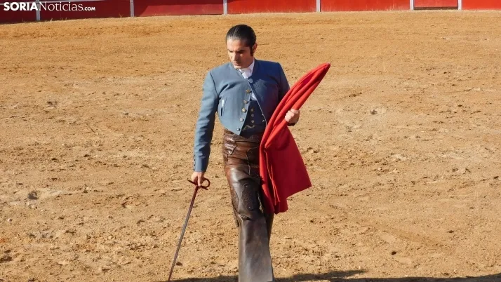 Fotos: desfile de pe&ntilde;as y novillos en el segundo d&iacute;a de fiestas en Berlanga