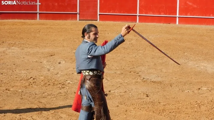 Fotos: desfile de pe&ntilde;as y novillos en el segundo d&iacute;a de fiestas en Berlanga