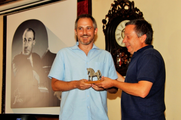 Daniel Martín recibe su premio como ganador de la X Edición de Un Soneto para Soria