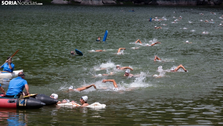 En imágenes: 200 personas cruzan a nado la Laguna Negra