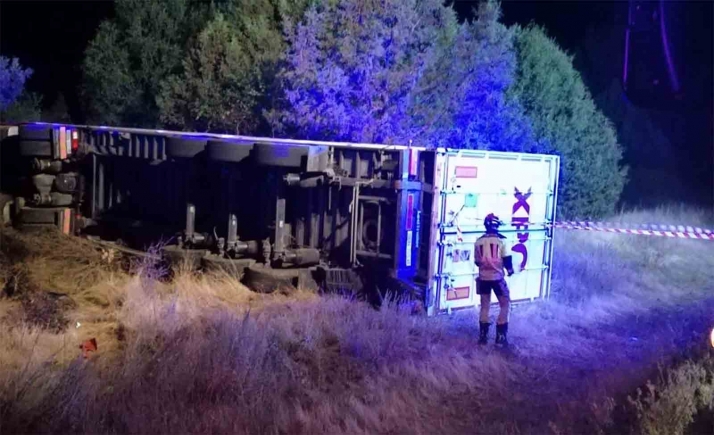 Un joven de 28 años resulta herido al volcar su camión en Lodares de Osma