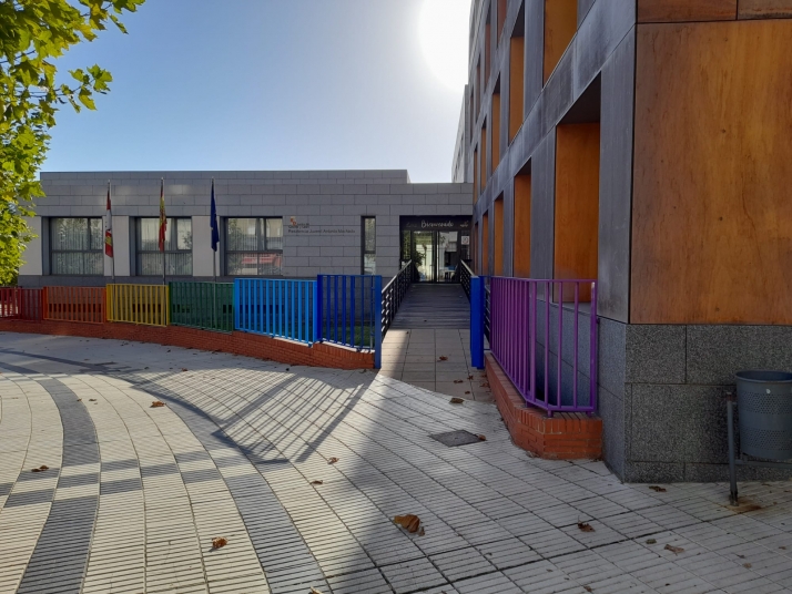 ¿Qué significan los nuevos colores de la verja del Albergue Juvenil Antonio Machado?