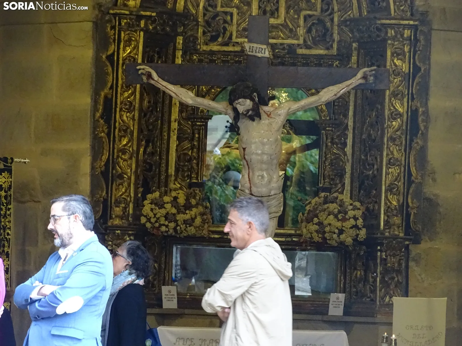 Foto 8 - Afluencia y devoci&oacute;n con el Cristo del Humilladero
