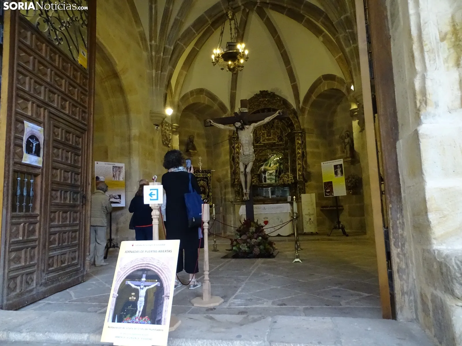 Foto 9 - Afluencia y devoci&oacute;n con el Cristo del Humilladero