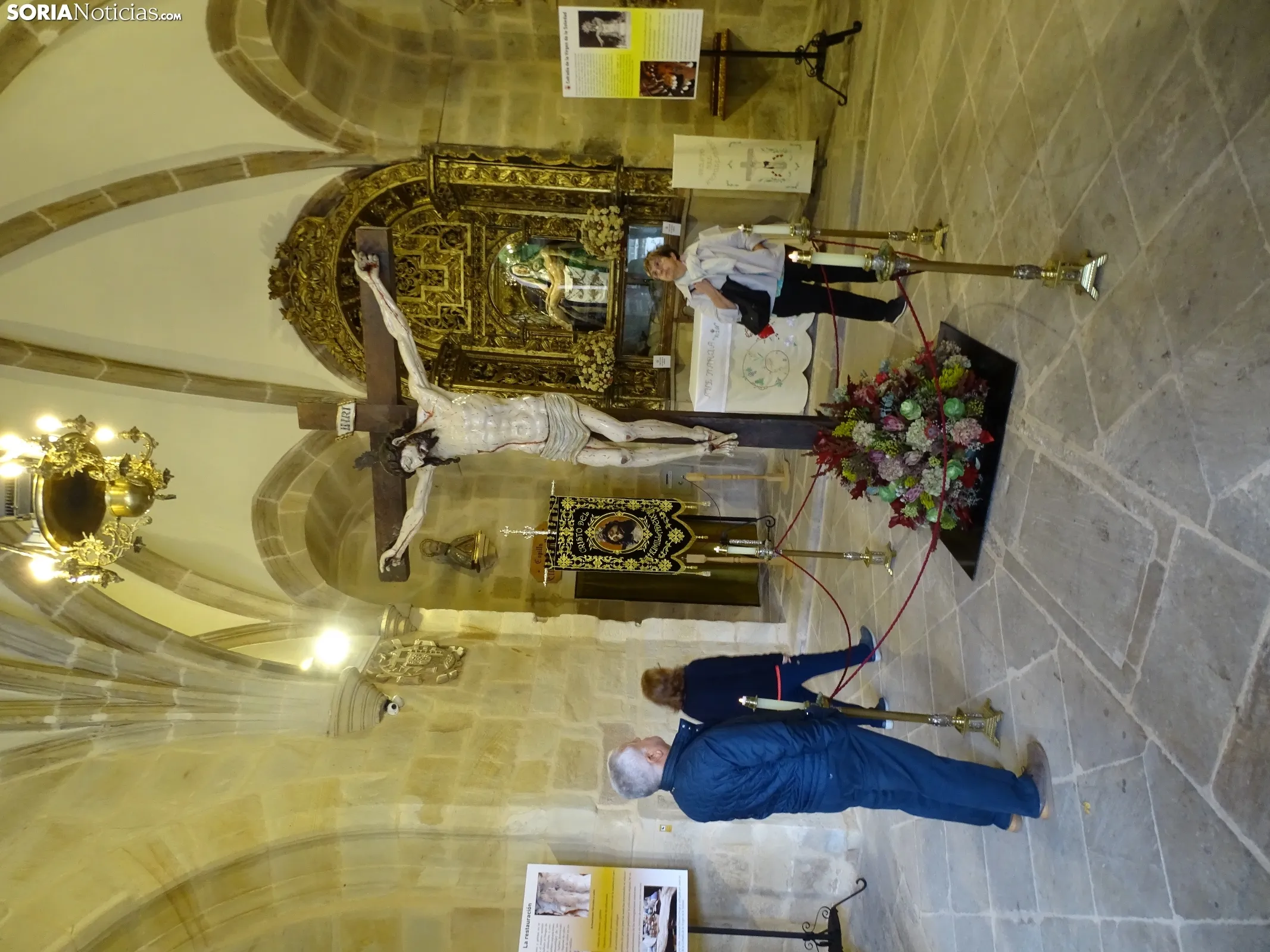 Foto 7 - Afluencia y devoci&oacute;n con el Cristo del Humilladero