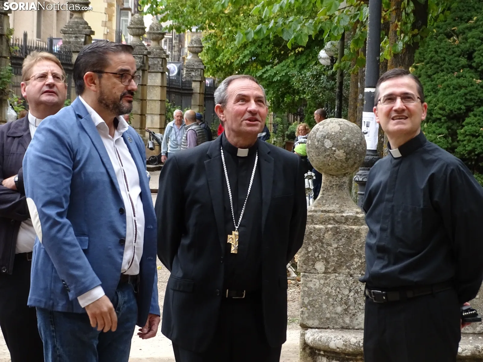 Foto 2 - Afluencia y devoci&oacute;n con el Cristo del Humilladero